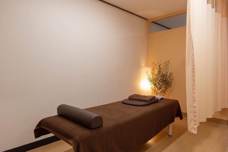 個室空間で静かに施術を受けられる